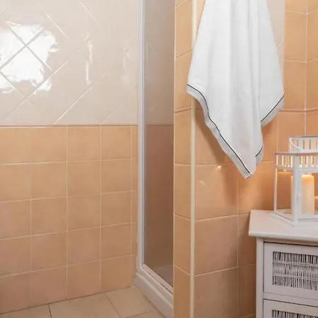 Stylish Le Fontane 1 Bedroom Sleeps 4 Person-no6887 アパート