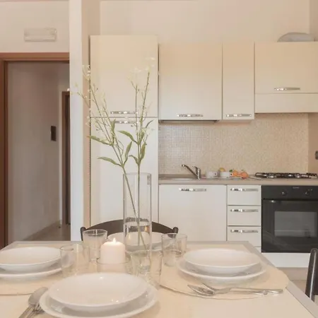 Stylish Le Fontane 1 Bedroom Sleeps 4 Person-no6887 ヴィッラシミーウス