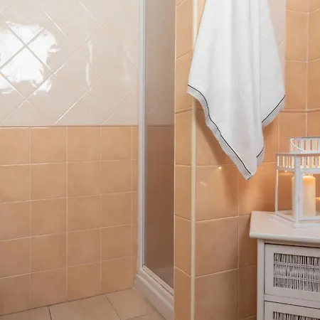 Stylish Le Fontane 1 Bedroom Sleeps 4 Person-no6887 アパート